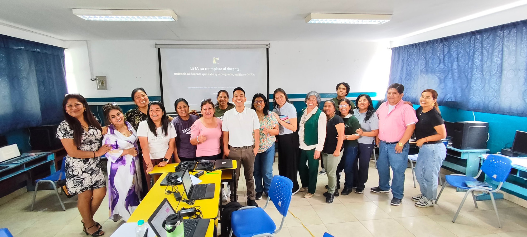Grupo de docentes junto al facilitador al terminar un taller presencial de Faro Creativo